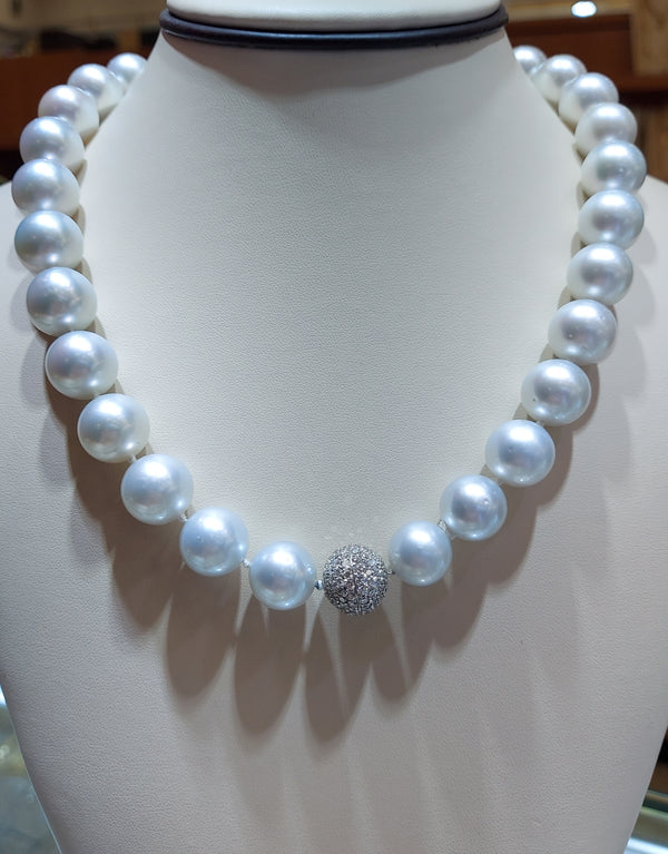 Acoya Pearls Graduated Necklace With Diamond Clasp