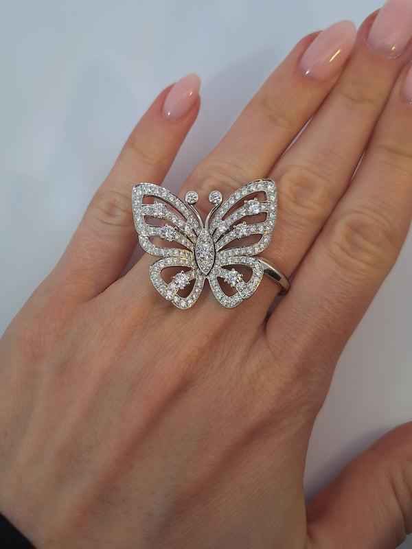 Flying Butterfly Between the Finger Ring