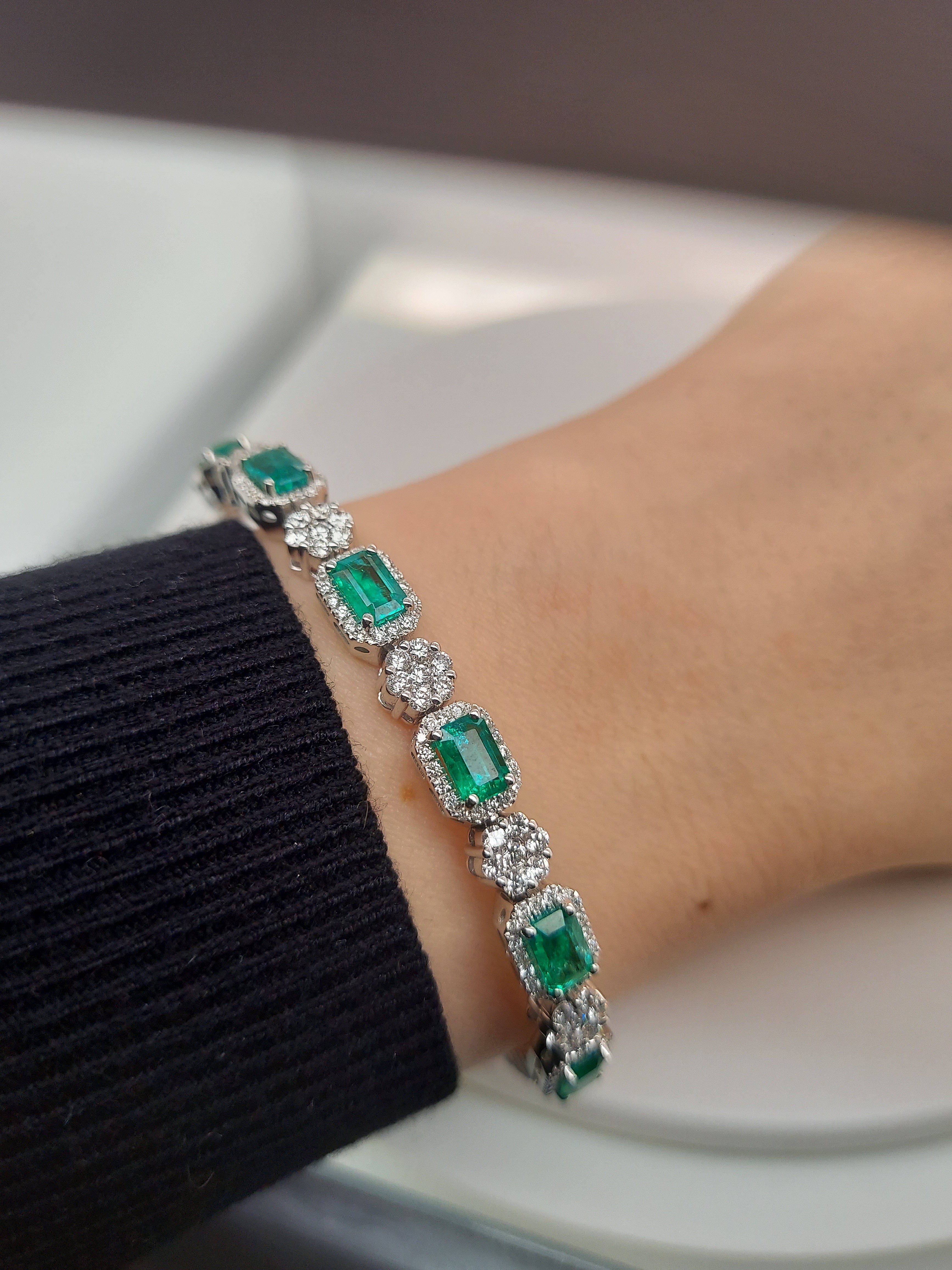 3.09 Carat Green Emerald Diamond Bangle Bracelet